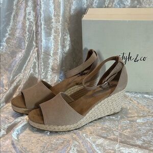 NWT STYLE & CO LIGHT TAUPE SANDAL 11